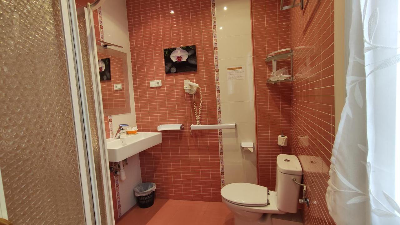 Hostal Aliste Madrid Exterior photo