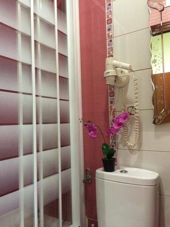Hostal Aliste Madrid Exterior photo